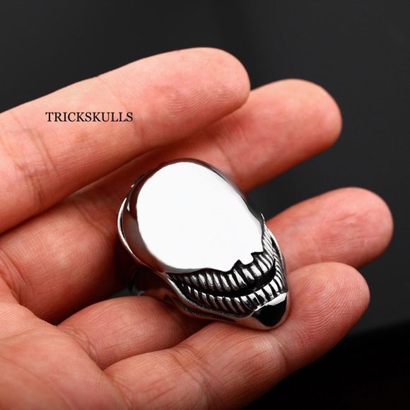 Silver Stainless Venom Alien Poison Pill Secret Compartment Ring Size 8 and 10 - Picture 8 of 11